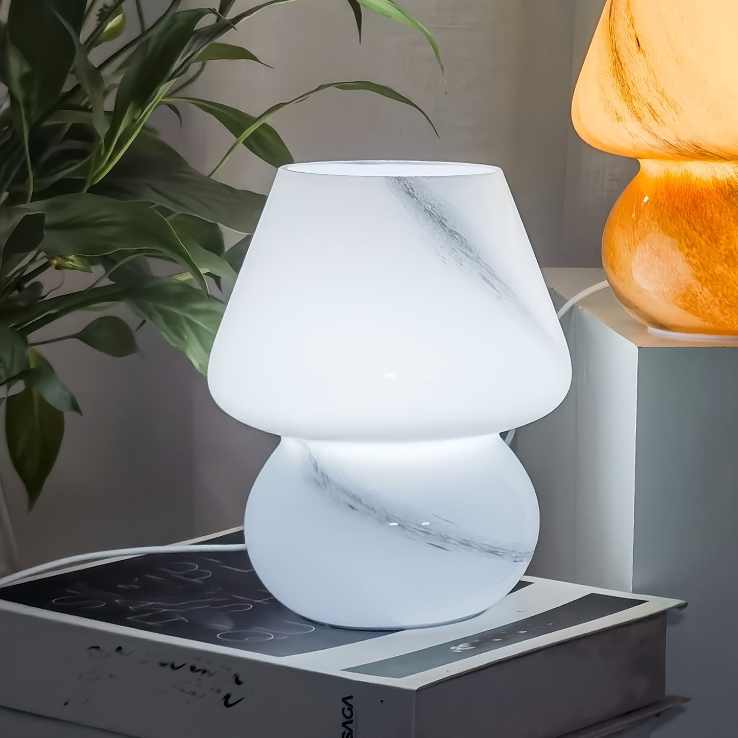 מנורת פטריה מזכוכית — תאורת לילה רכה לשידה ולסלון