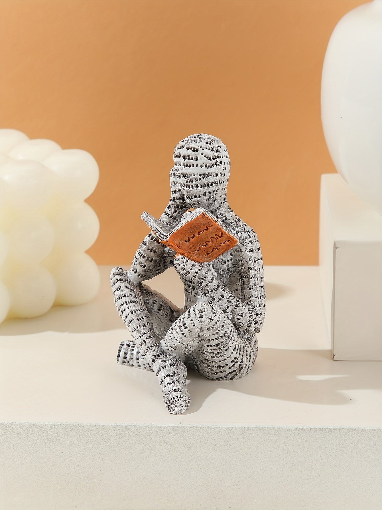 פסלון “קוראת שקועה” — נגיעה של תרבות במדף