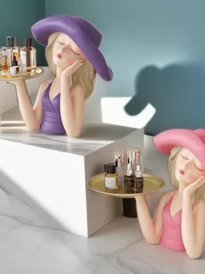 נערת הכובע – מגש דקור רזין אלגנטי