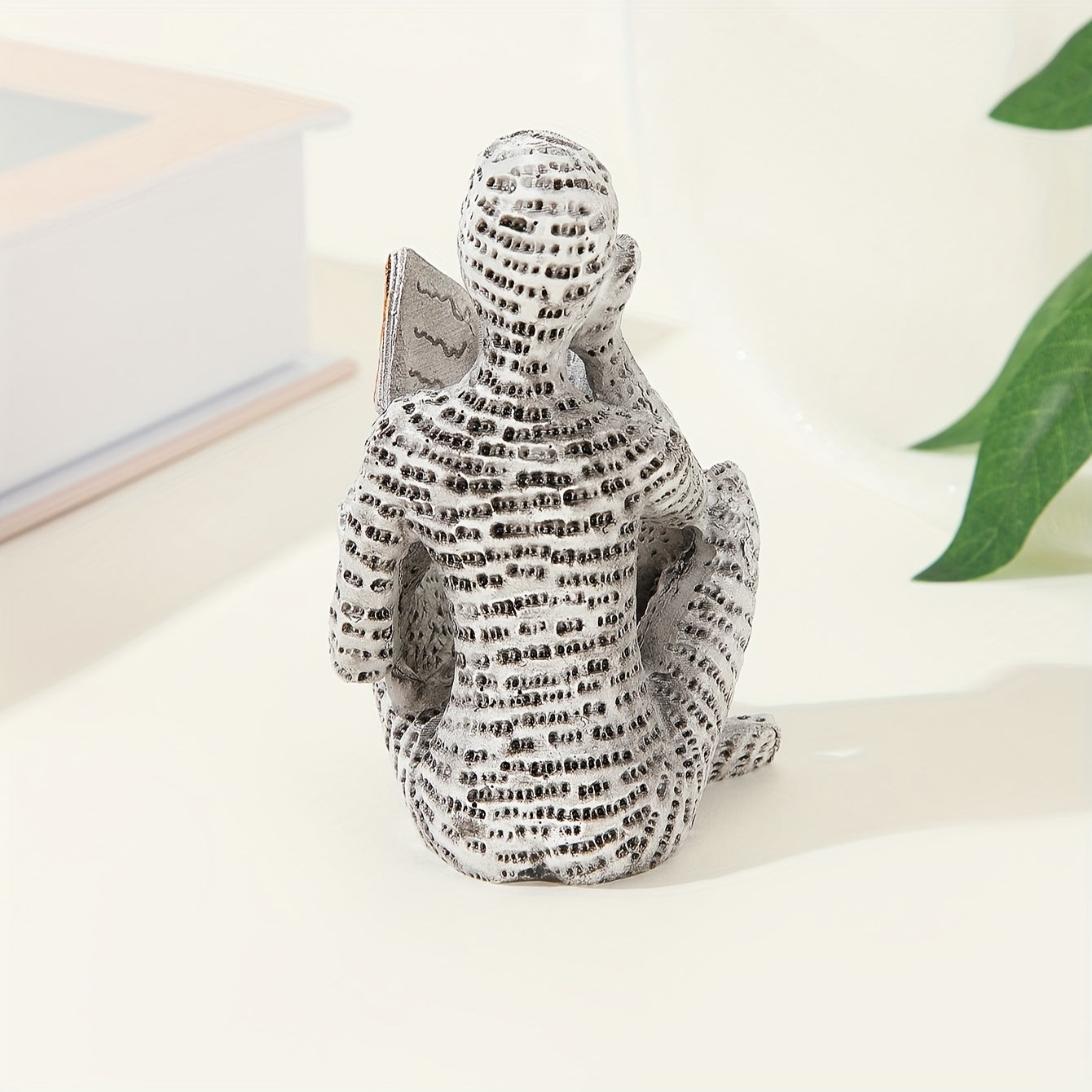 פסלון “קוראת שקועה” — נגיעה של תרבות במדף