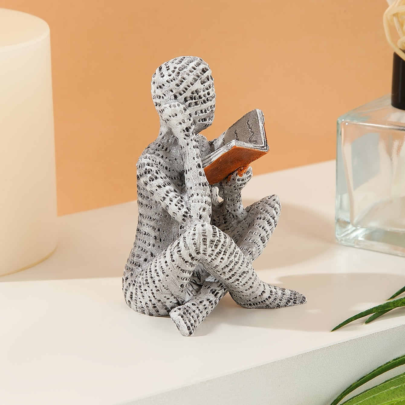 פסלון “קוראת שקועה” — נגיעה של תרבות במדף