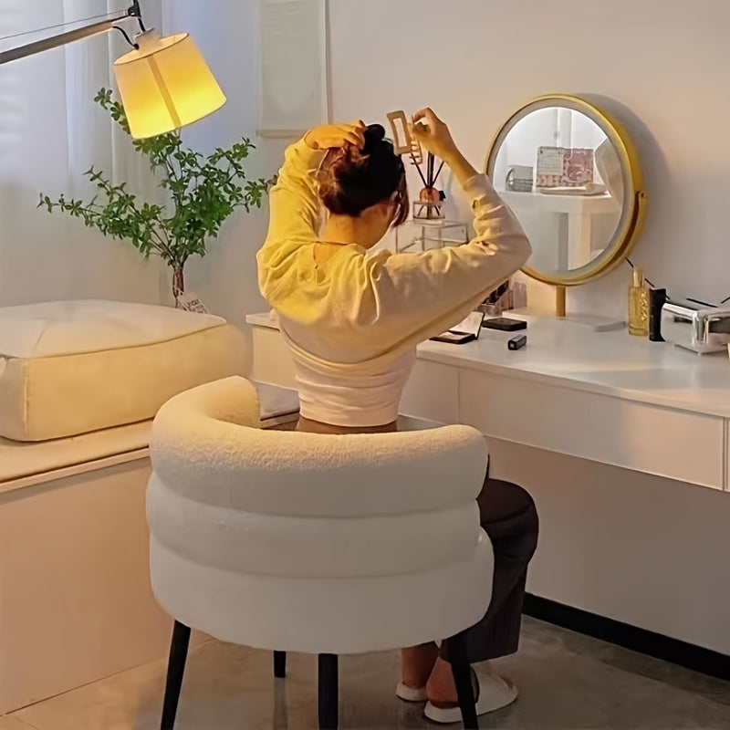 כורסא מעוגלת מפלוש — מושלמת לפינת איפור, סלון או מרפסת