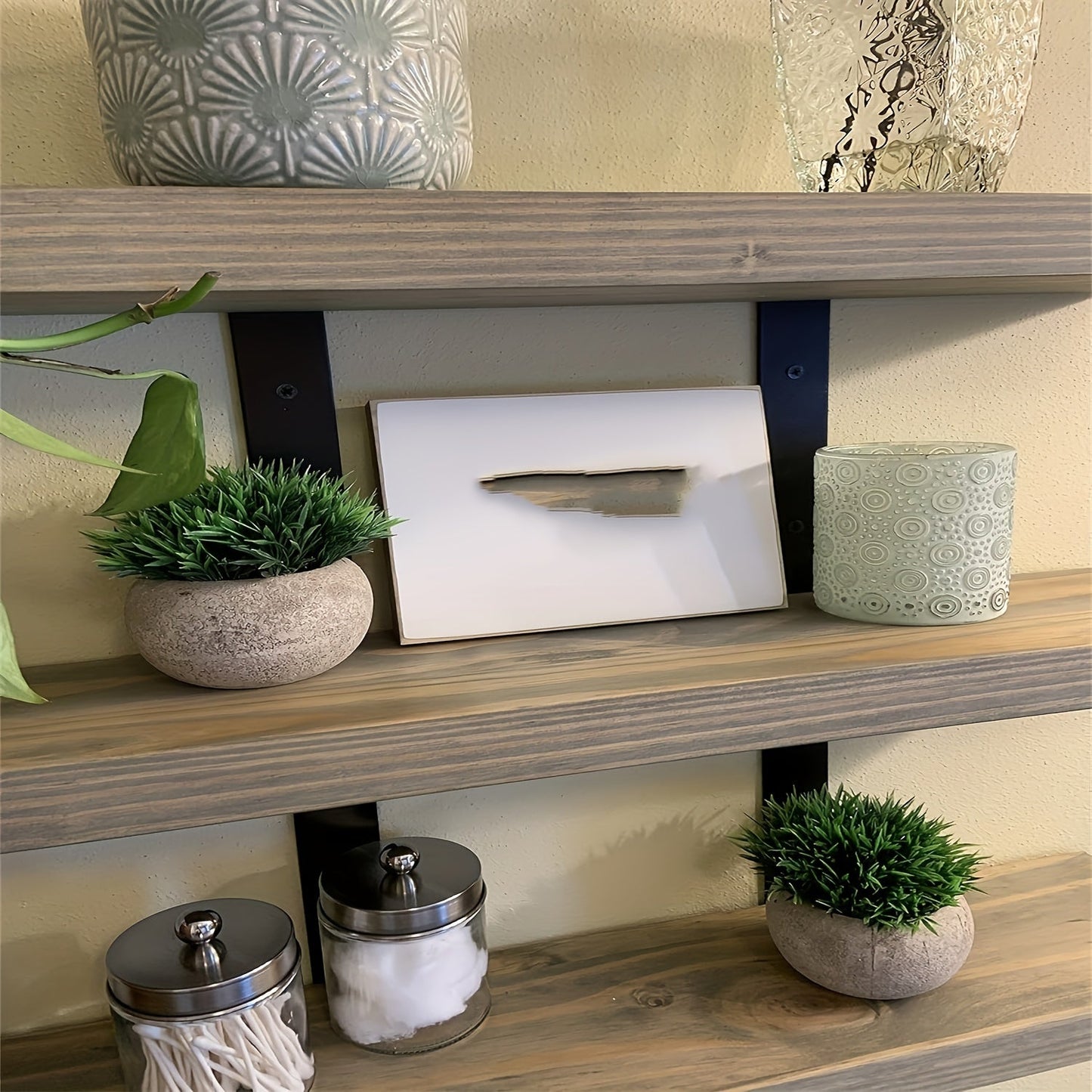 זוג עציצי ירוק מלאכותי בעציצי “בטון” אפור – קטנים, רעננים ותמיד נראים מושלם