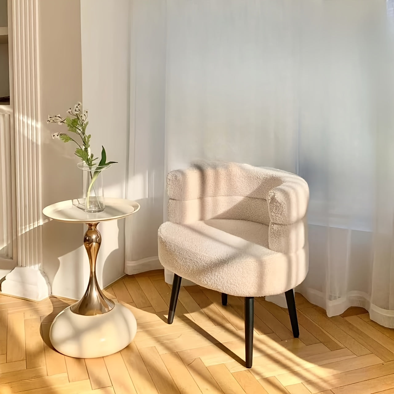 שולחן צד “טיפה” – מתכת עם גימור זהב שמאיר את הסלון