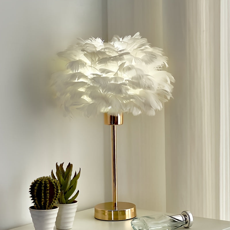 מנורת נוצות מוזהבת — האור הרומנטי של חדר השינה