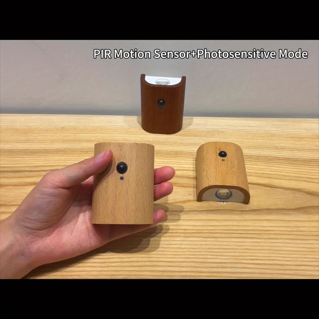 מנורת קיר חכמה עם חיישן תנועה (USB-C נטען) — אור חם למעלה ולמטה