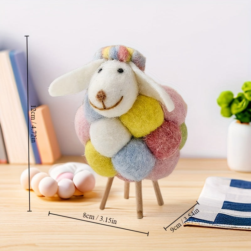 כבשה מצמר לבד עם רגלי עץ – קישוט קטן שמעלה חיוך גדול