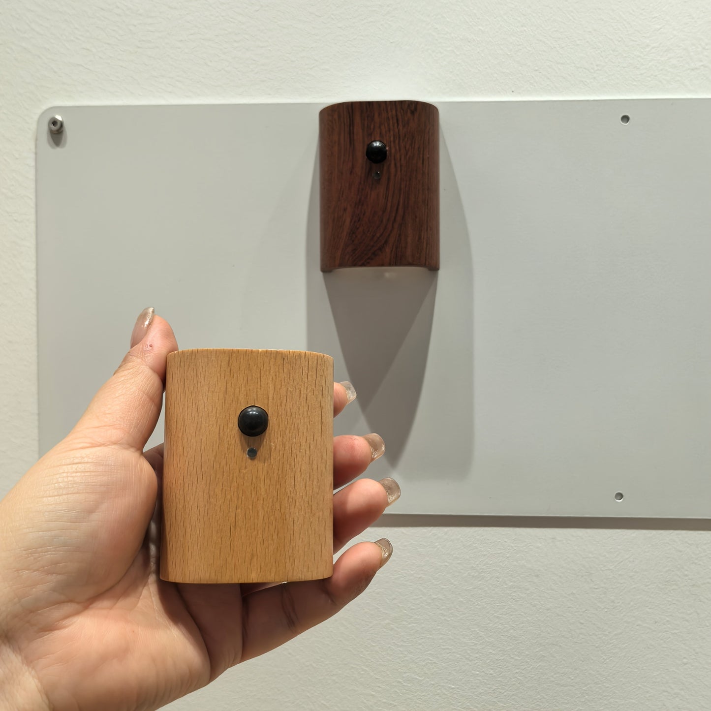 מנורת קיר חכמה עם חיישן תנועה (USB-C נטען) — אור חם למעלה ולמטה