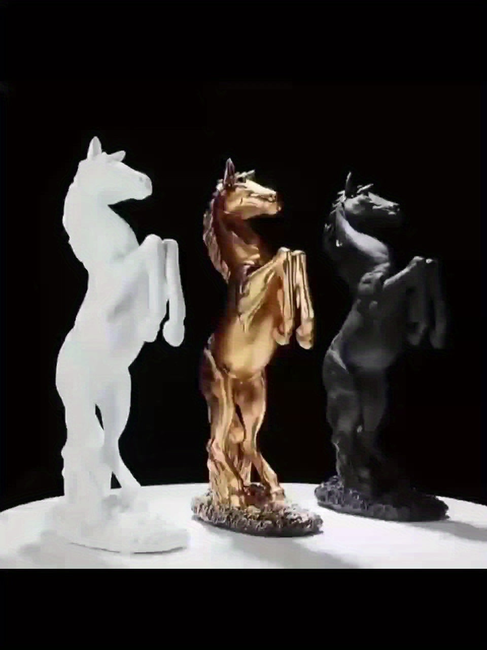 פסל סוס עומד – נגיעה של עוצמה על המדף