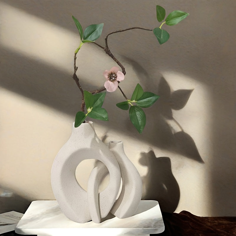 אגרטל קרמי אבסטרקטי – מינימליזם חם שמרכך את החלל