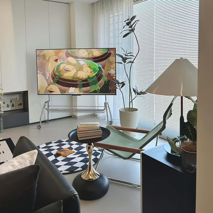 שולחן צד “טיפה” – מתכת עם גימור זהב שמאיר את הסלון