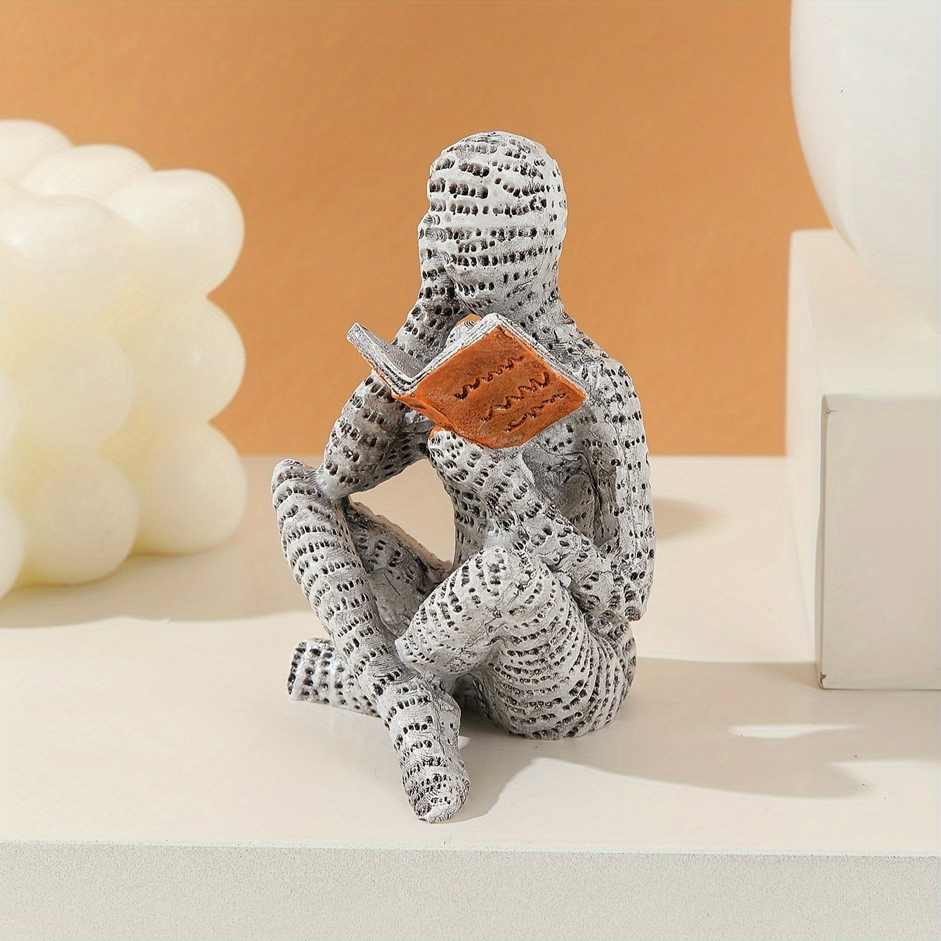 פסלון “קוראת שקועה” — נגיעה של תרבות במדף