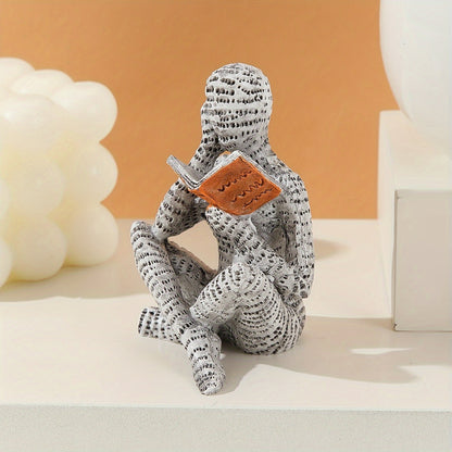 פסלון “קוראת שקועה” — נגיעה של תרבות במדף