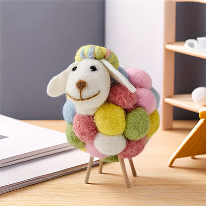 כבשה מצמר לבד עם רגלי עץ – קישוט קטן שמעלה חיוך גדול