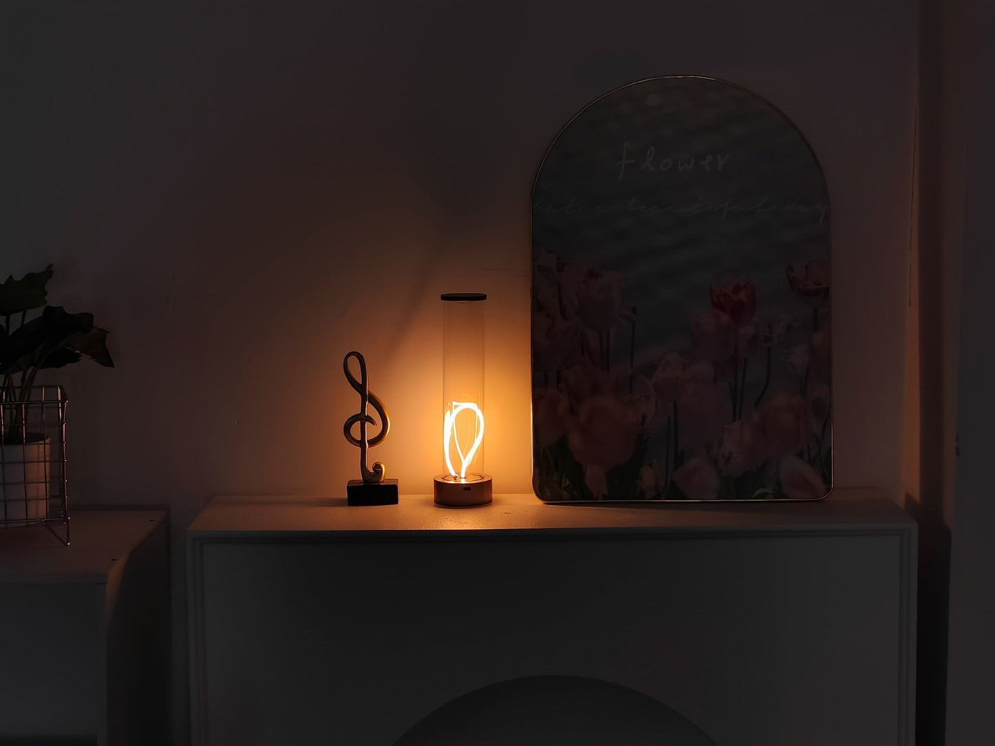 מנורת טאצ’ נטענת – מינימליסטית, חמה ומרגיעה