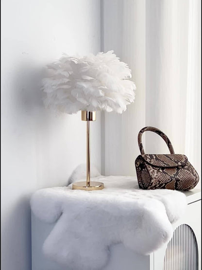 מנורת נוצות מוזהבת — האור הרומנטי של חדר השינה