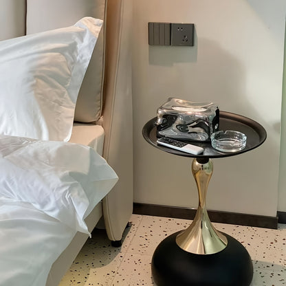 שולחן צד “טיפה” – מתכת עם גימור זהב שמאיר את הסלון