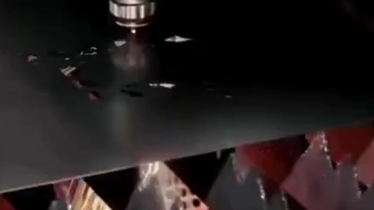 שלט קיר מתכת בעברית "מודה אני לפניך מלך חי וקיים" — קליגרפיה שחורה אלגנטית