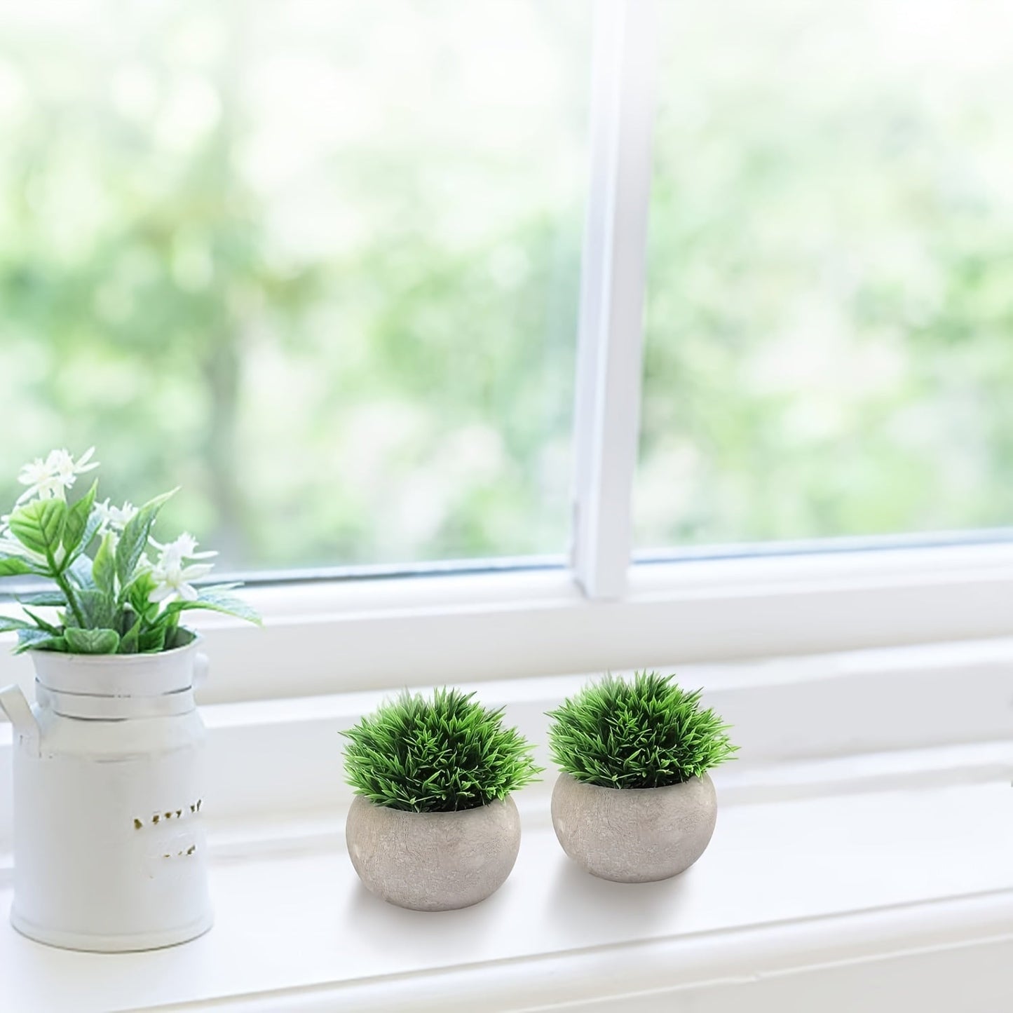 זוג עציצי ירוק מלאכותי בעציצי “בטון” אפור – קטנים, רעננים ותמיד נראים מושלם