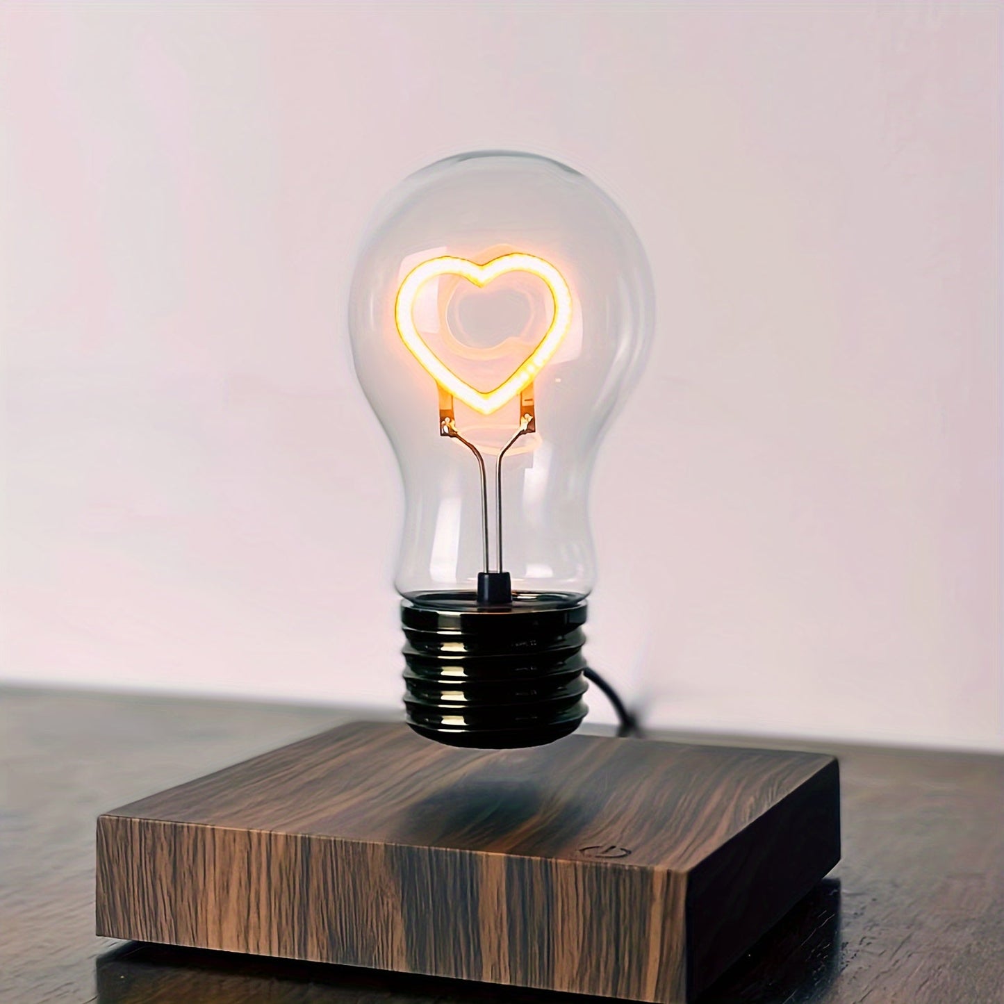נורת לב מרחפת — מנורת שולחן רומנטית בנגיעה