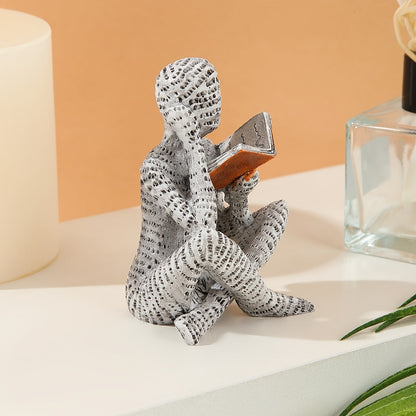 פסלון “קוראת שקועה” — נגיעה של תרבות במדף