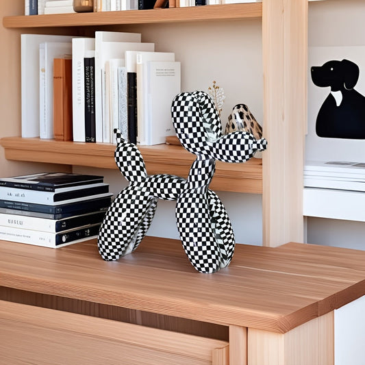פסל “כלב בלונים” משובץ שחור-לבן — שובר שגרה למדף או לשולחן