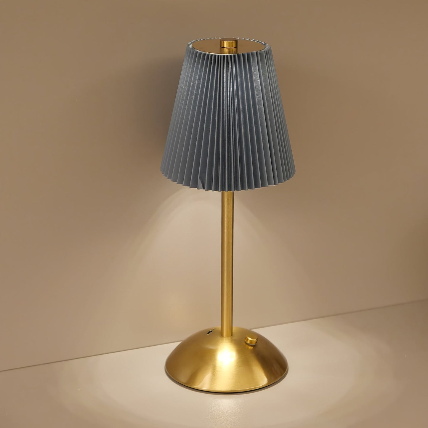 מנורת פליסה נורדית נטענת — נגיעה אחת וכל החדר רגוע