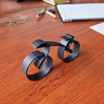 פסל אופניים מינימלי מברזל — נגיעה קטנה של סטייל לכל מדף