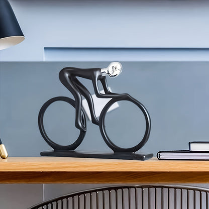 פסל רוכב אופניים — נגיעה מודרנית שמשמחת את החלל