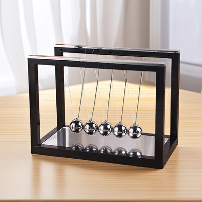 נדנדת ניוטון בעיצוב מודרני – נגיעה של סדר ושקט לכל חלל