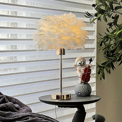 מנורת נוצות מוזהבת — האור הרומנטי של חדר השינה