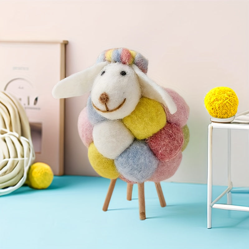 כבשה מצמר לבד עם רגלי עץ – קישוט קטן שמעלה חיוך גדול