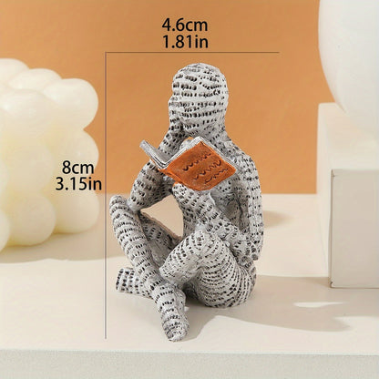 פסלון “קוראת שקועה” — נגיעה של תרבות במדף