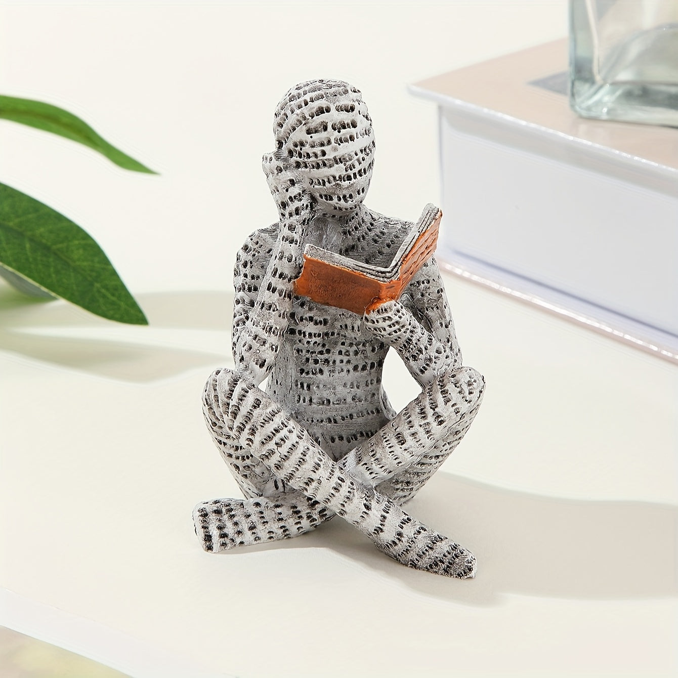 פסלון “קוראת שקועה” — נגיעה של תרבות במדף