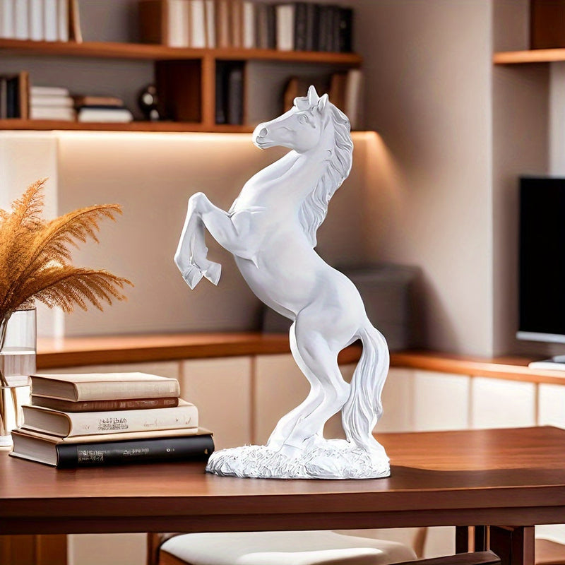פסל סוס לבן – לייף־סטייל על שולחן בסלון